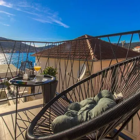 Villa Seafront With Roofpool, Perfect Getaway Vinišće