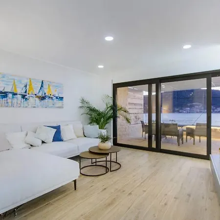 Villa Seafront With Roofpool, Perfect Getaway *