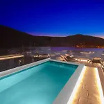 Villa Seafront With Roofpool, Perfect Getaway *
