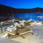 Villa Seafront With Roofpool, Perfect Getaway *