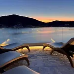 Villa Seafront With Roofpool, Perfect Getaway *