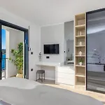 Villa Seafront With Roofpool, Perfect Getaway
