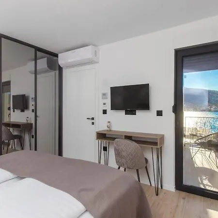 Villa Seafront With Roofpool, Perfect Getaway