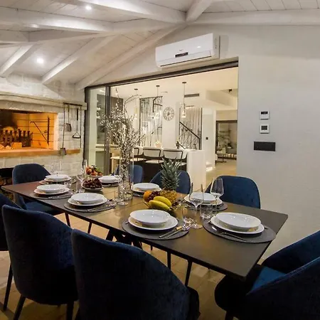 Seafront With Roofpool, Perfect Getaway Villa Vinisce