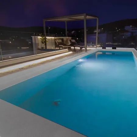 Villa Seafront With Roofpool, Perfect Getaway