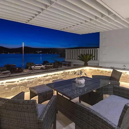 Villa Seafront With Roofpool, Perfect Getaway