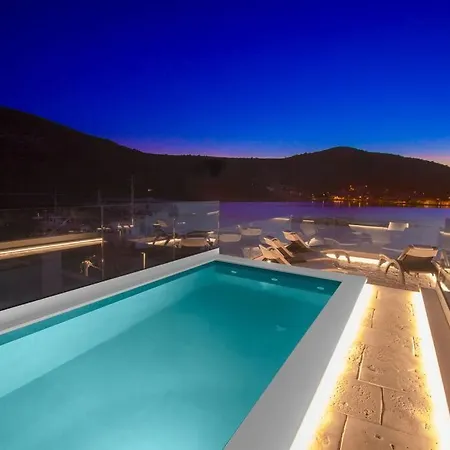 Villa Seafront With Roofpool, Perfect Getaway *