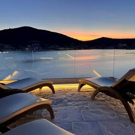 Villa Seafront With Roofpool, Perfect Getaway *