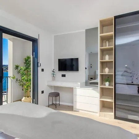 Villa Seafront With Roofpool, Perfect Getaway