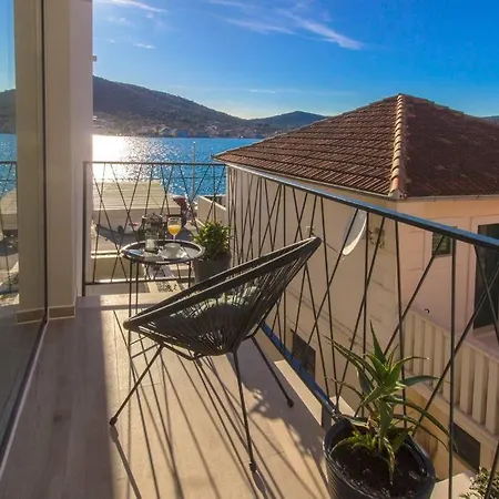 Villa Seafront With Roofpool, Perfect Getaway *