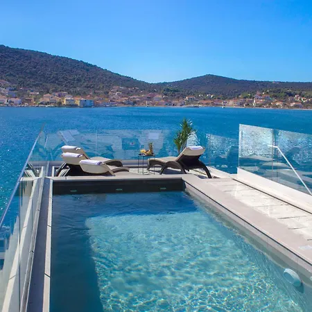 Villa Seafront With Roofpool, Perfect Getaway